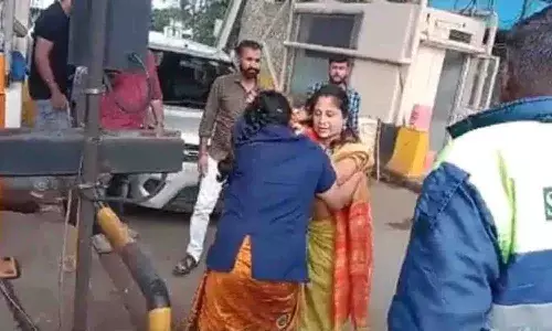 టోల్ ప్లాజా దగ్గర కొట్టుకున్న ఇద్దరు మహిళలు