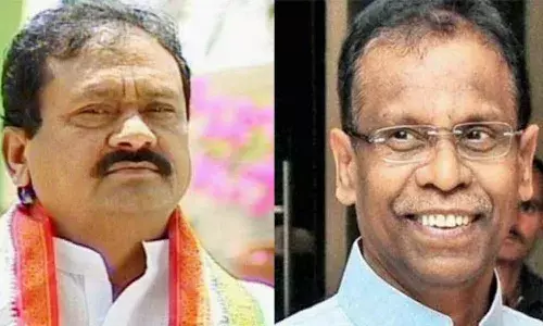 మాజీ మంత్రి షబ్బీర్‌ అలీ, మాజీ సీపీ ఏకే ఖాన్‌, అతని కుమారుడిపై చీటింగ్ కేసు