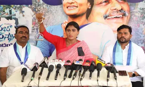 పోలీస్ శాఖను తెరాసలో విలీనం చేయండి : షర్మిల సంచలన వ్యాఖ్యలు