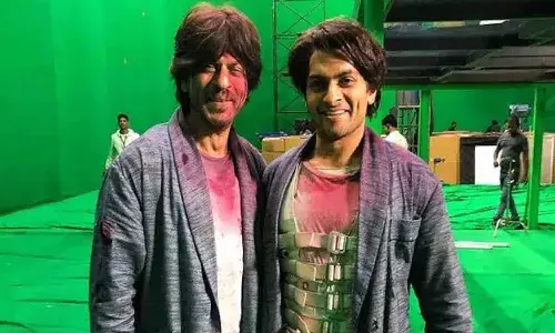 షారుఖ్ ఖాన్ పక్కనే ఉన్న వ్యక్తి ఎవరో తెలుసా..?