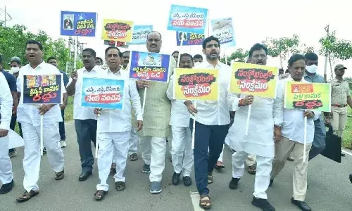 వైసీపీ పాలనకు వ్యతిరేకంగా.. భవనం ఎక్కి టీడీపీ నేతల నినాదాలు