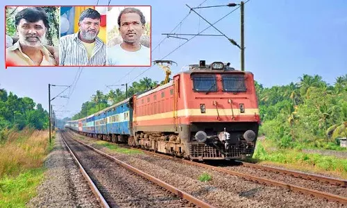 రైలు ఢీకొని ముగ్గురు కార్మికులు మృతి..  ట్రాక్లకు గ్రీజు వేస్తుండగా ప్రమాదం