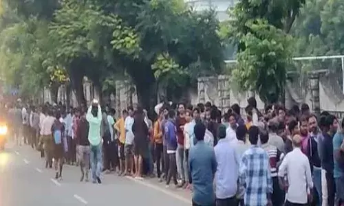 టికెట్ల కోసం బారులు తీరిన అభిమానులు