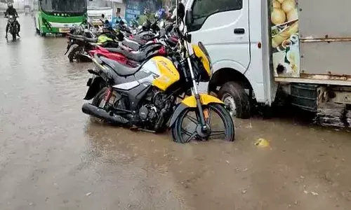 హైదరాబాద్లో భారీ వర్షం.. రోడ్లు జలమయం