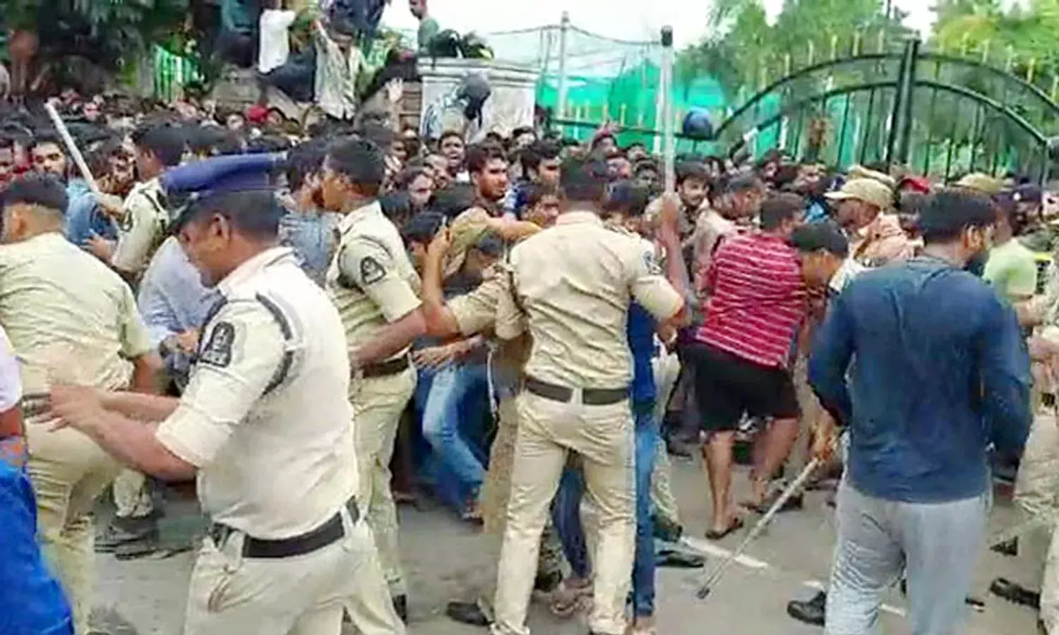 టీ20 మ్యాచ్ టికెట్లు.. జింఖానా గ్రౌండ్స్‌ వ‌ద్ద ఉద్రిక్త‌త‌.. పోలీసుల లాఠీచార్జ్‌..!