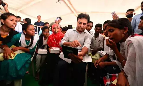 డబ్బు, మద్యంతో కాదు.. ప్రజల కోసం పని చేస్తూ నాతో పోరాడండి: కేటీఆర్