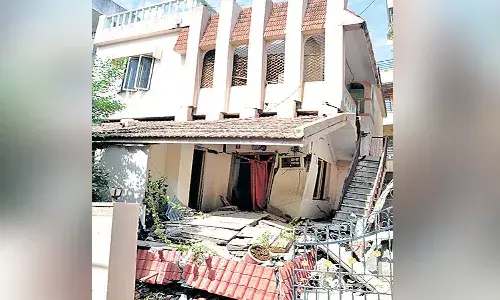 కడపలో కుంగిన మూడంతస్తుల భవనం