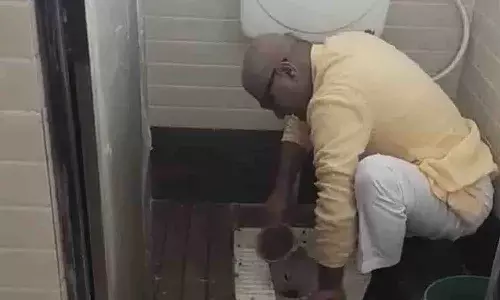 టాయిలెట్‌లు శుభ్రం చేసిన ఎంపీ.. వీడియో వైర‌ల్‌