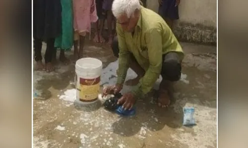 బాలిక యూనిఫాం విప్పించి.. స్కూల్లోనే ఉతికిన ఉపాధ్యాయుడు.. సస్పెండ్