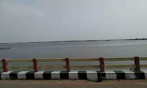 పిల్లలతో సహా ఆత్మహత్యకు సిద్ధపడ్డ మహిళ.. అంతలోనే..