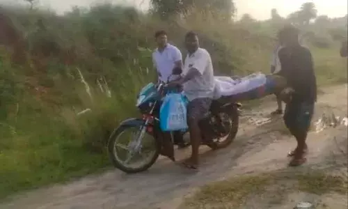 దారుణం.. తక్కువ కులం వైద్యుడు పోస్ట్మార్టం చేశాడని.. ఏకంగా శవాన్నే వెలేశారు