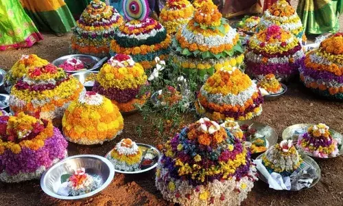 తెలంగాణలో దారుణం.. బతుకమ్మ ఆడుతుండగా భార్యను చంపిన భర్త