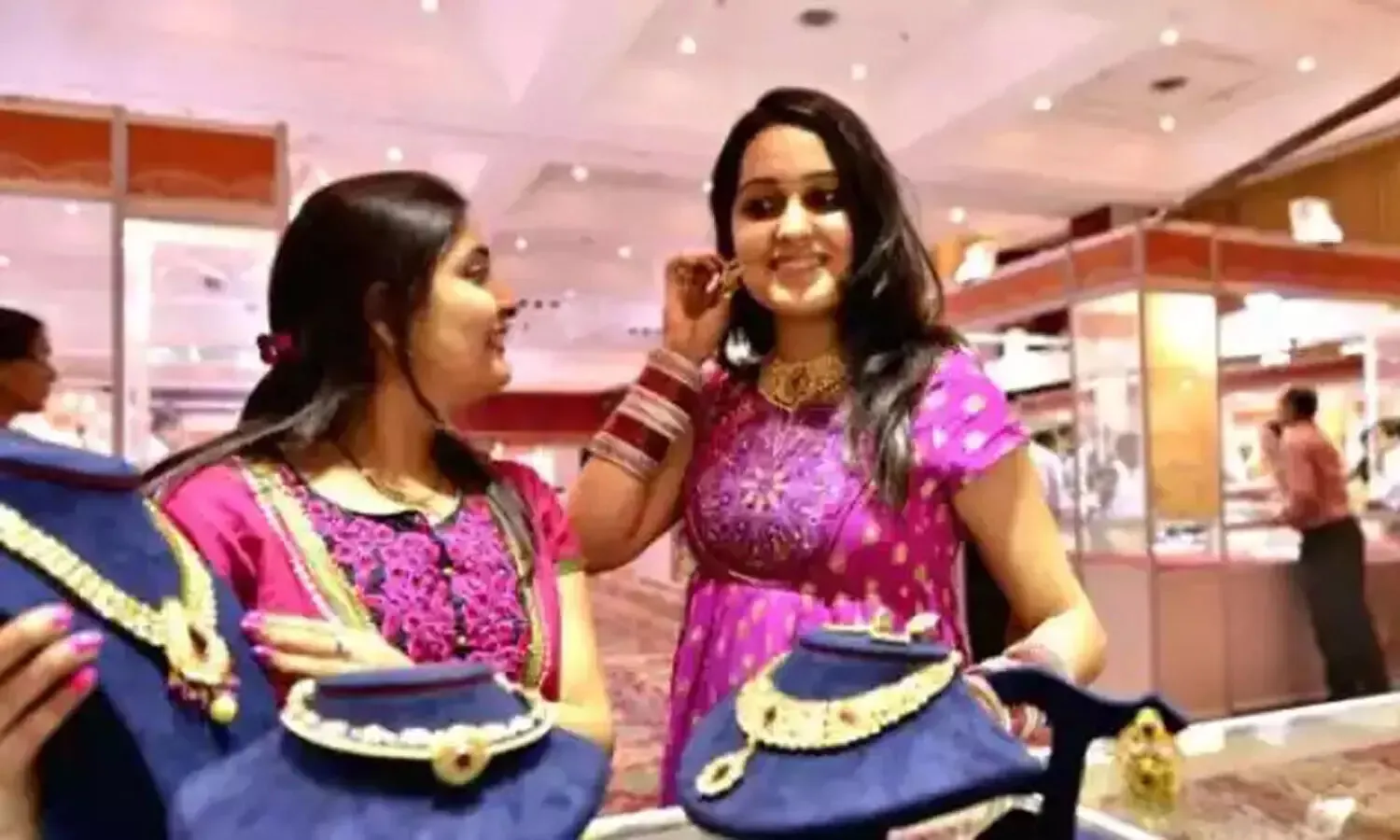 ప‌సిడి కొనుగోలుదారుల‌కు భారీ షాక్‌