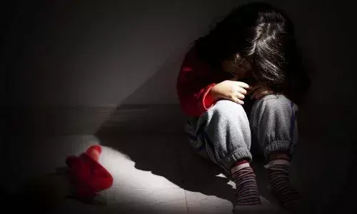 దారుణం.. ముగ్గురు కూతుళ్లను అమ్మేసిన తల్లి, ఆమె ప్రియుడు