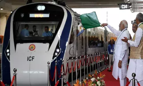 వందే భారత్ ఎక్స్ప్రెస్ను ప్రారంభించిన ప్రధాని