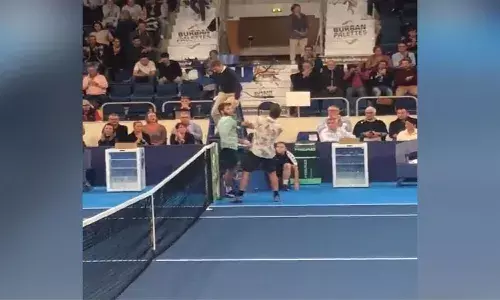 టెన్నిస్ మ్యాచ్ కాదు.. రెజ్లింగ్ మ్యాచ్