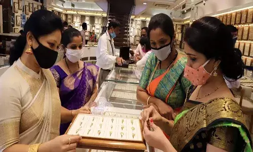 మ‌గువ‌ల‌కు షాకిస్తున్న బంగారం ధ‌ర