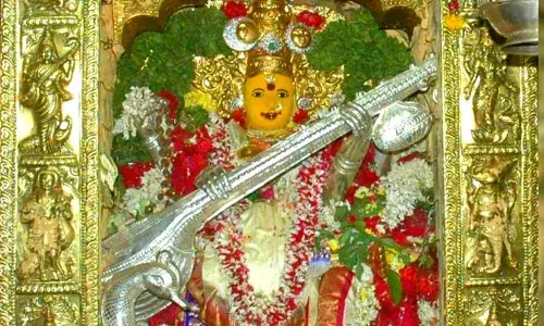 సరస్వతీ దేవి అలంకారంలో దర్శనమిస్తున్న దుర్గమ్మ