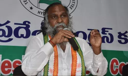 వీఆర్ఏల సమస్యలు పరిష్కరించండి