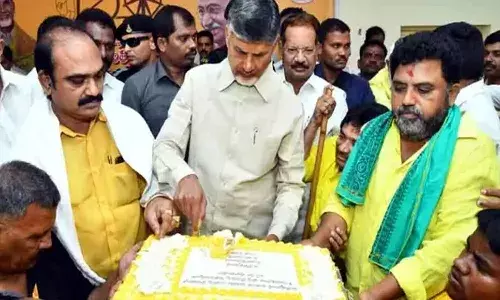 కేక్ కట్ చేసిన చంద్రబాబు.. ఎందుకోసమంటే..?