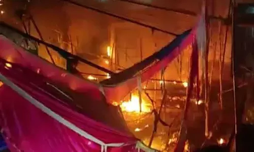 దుర్గా మాత మండపంలో అగ్నిప్రమాదం.. ఐదుగురు మృతి
