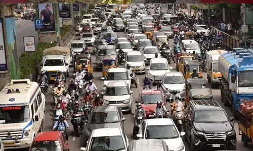 ప్రయాణికులకు అలర్ట్.. మధ్యాహ్నం నుంచి హైదరాబాద్లో ట్రాఫిక్ ఆంక్షలు