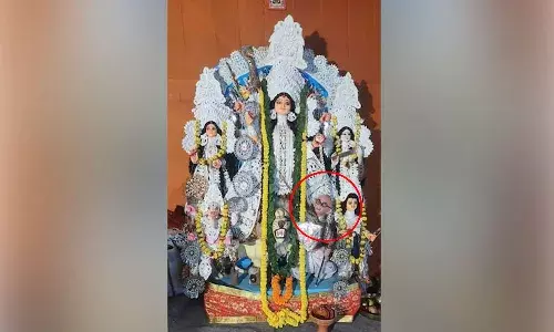 వివాదం : దుర్గా పూజలో మహిషాసుర గా మహాత్మా గాంధీ