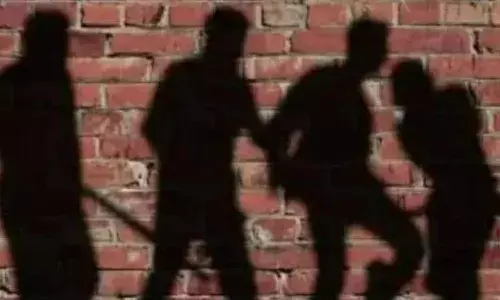 సత్యనారాయణ వ్రతం సరిగా చేయలేదని పూజారిని చితక్కొట్టారు..!