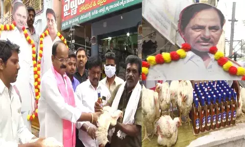 మద్యం బాటిళ్లు ,కోళ్లు పంచిపెట్టిన టీఆర్ఎస్ నేత.. వీడియో వైరల్