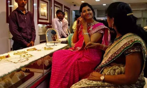 మ‌హిళ‌ల‌కు షాకిస్తున్న బంగారం