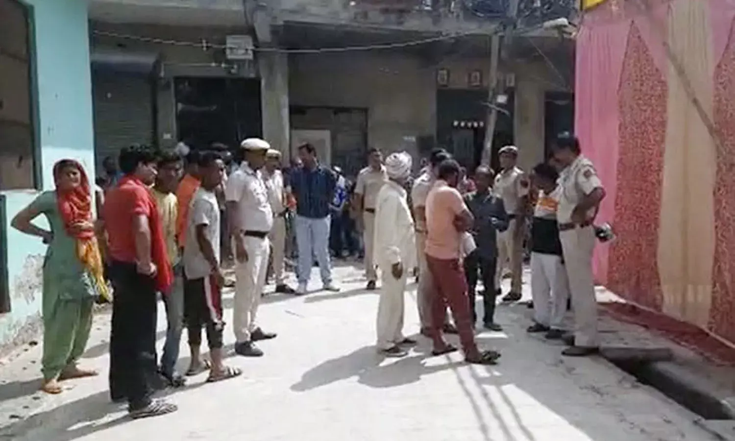 ఇన్స్టాగ్రామ్లో లైక్స్, కామెంట్స్పై అమ్మాయితో వాదన.. ఇద్దరిని చంపేశారు..!