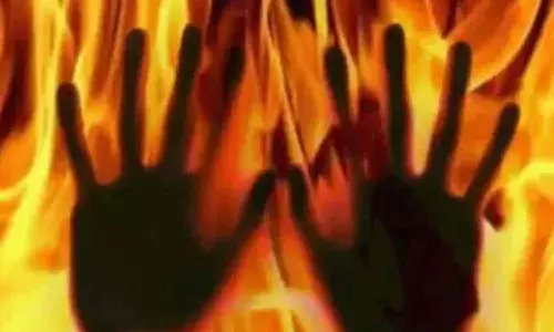 భార్యపై అనుమానం.. కన్నకూతురికి నిప్పంటించిన శాడిస్ట్ తండ్రి