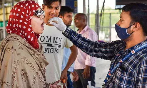 స్వల్పంగా తగ్గిన కేసులు