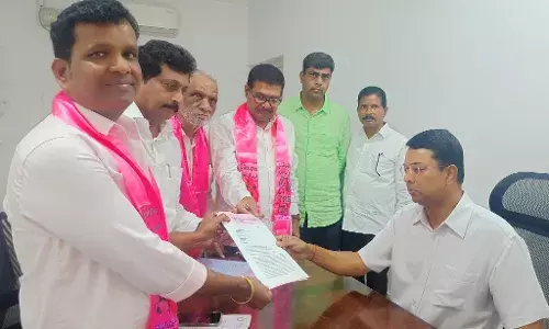 కోమటిరెడ్డి రాజగోపాల్ రెడ్డిని అనర్హుడిగా ప్రకటించండి - ఈసీని కలిసిన గులాబీ నేతలు