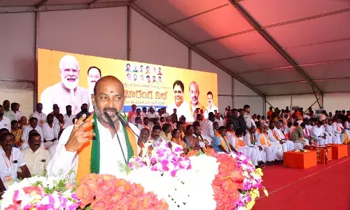 తెలంగాణ అమ్రిష్ పురి కేసీఆర్ - బండి సంజయ్