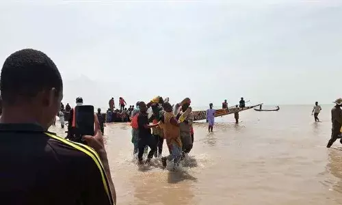 వరదల కారణంగా పడవ బోల్తా.. 76 మంది మృతి