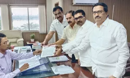 ఆ సింబల్స్ ను తొలగించండి - ఈసీని కలిసిన టీఆర్ఎస్