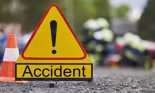 రోడ్డు ప్రమాదం.. పోలీసు అధికారి భార్య మృతి