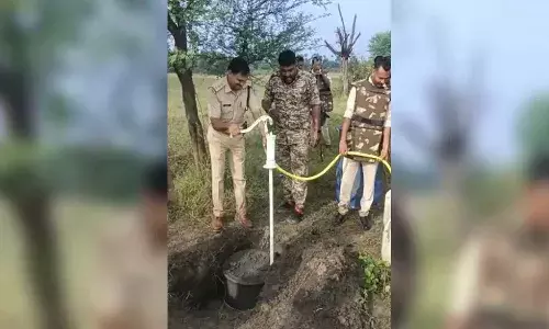 అక్కడ చేతి పంపు కొడితే చాలు.. బకెట్ల కొద్దీ మద్యం బయటకు.. వీడియో వైరల్