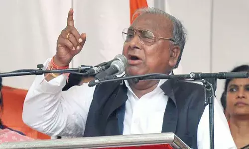 కేసీఆర్కు చిత్తశుద్ధి ఉంటే రాహుల్ లా పాదయాత్ర చేయాలి