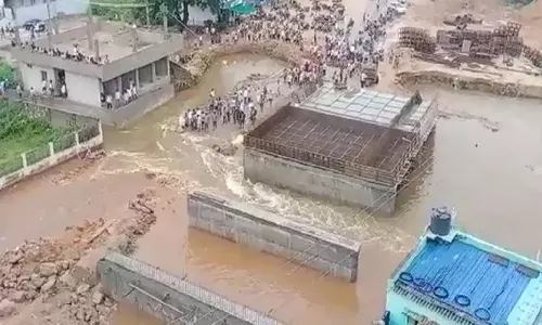 అనంతలో భారీ వర్షం.. పలు కాలనీలు జలమయం