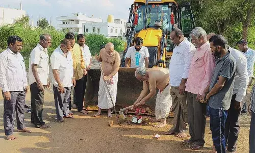 ఆ ఆల‌య ర‌హ‌దారి అంతా గుంత‌ల‌మ‌యం.. సొంత ఖర్చులతో మరమ్మతు పనులు