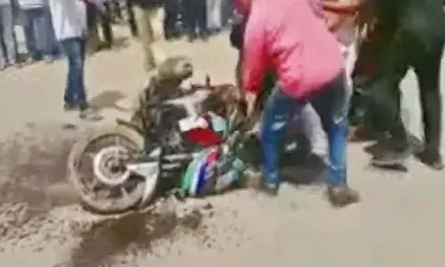 మూడు రాజధానుల కోసం.. యువకుడు ఆత్మహత్యాయత్నం