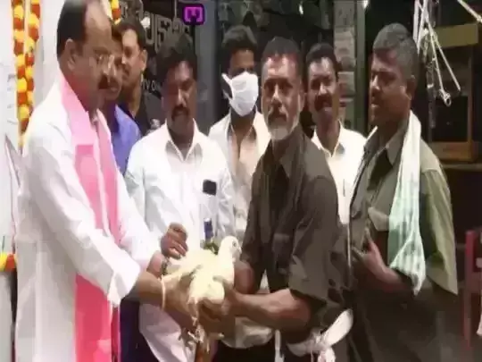 టీఆర్ఎస్ నేతకు ఎన్నికల కమిషన్ నోటీసులు