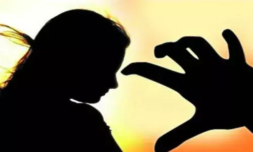 స్నేహితుడు క‌దా అని ఆశ్ర‌య‌మిస్తే.. భార్య‌పై క‌న్నేశాడు