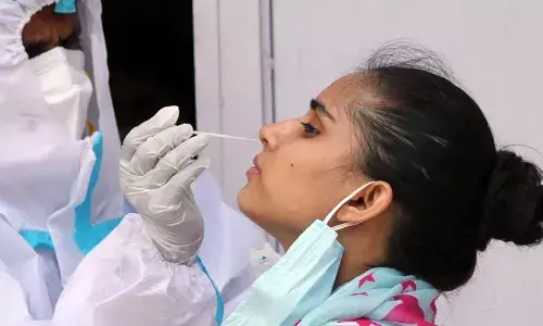 స్వల్పంగా తగ్గిన కేసులు