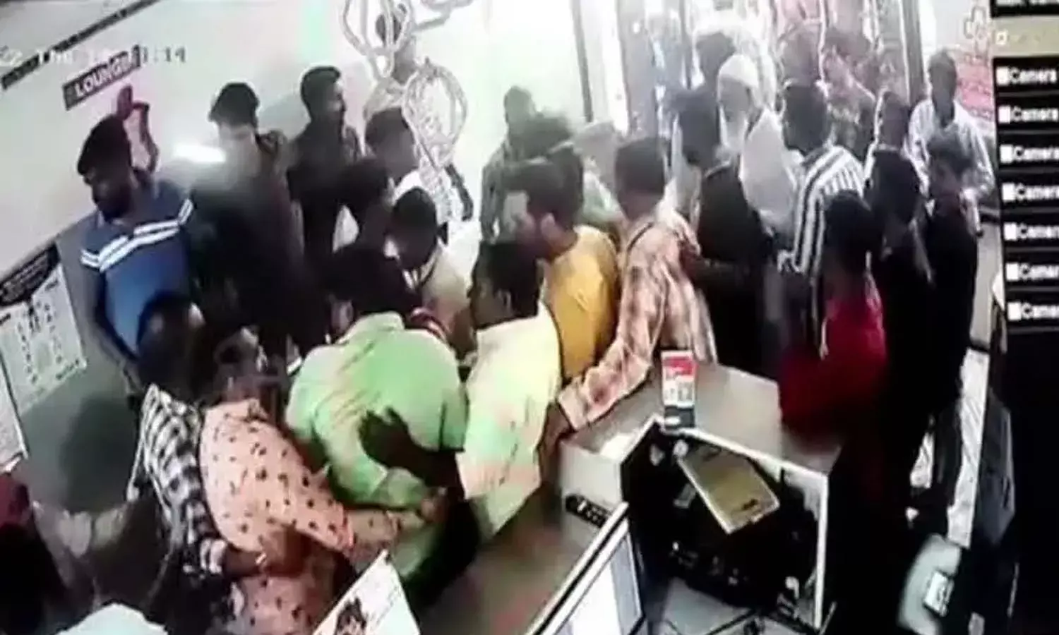 పాతబస్తీలో దారుణం.. కారు తీయమన్నందుకు డాక్టర్‌ ఎలా కొట్టారో చూడండి.. వీడియో
