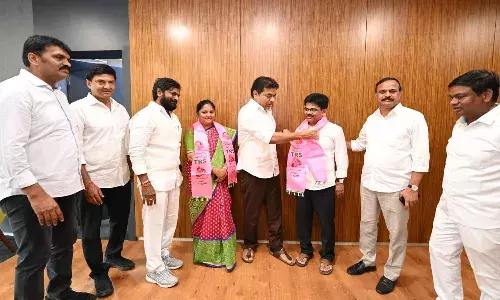 మునుగోడు పాలిటిక్స్ : కొందరు వస్తున్నారు.. మరికొందరు వీడుతున్నారు