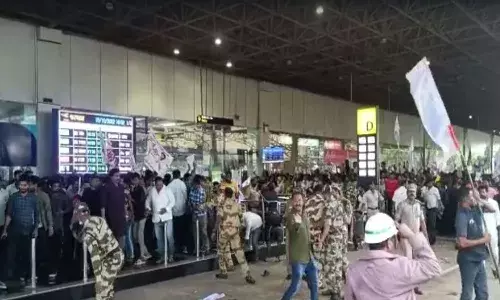 విశాఖలో ఉద్రిక్తత.. మంత్రుల కార్లపై దాడి