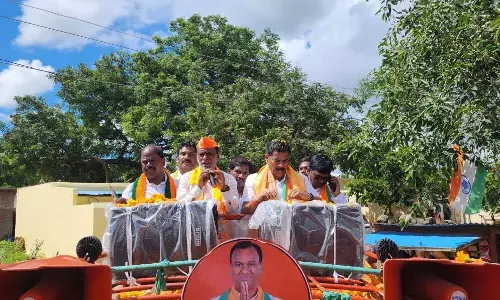 మునుగోడును కేటీఆర్ దత్తత తీసుకుంటే స్థానిక ఎమ్మెల్యే అక్కరలేదా - బీజేపీ ఎంపీ లక్ష్మణ్